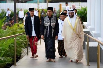 Presiden Joko Widodo bersama Gubernur Jateng Ganjar Pranowo usai melaksanakan Salat Id di Masjid Raya Sheikh Zayed, Kota Surakarta, Sabtu (22/4/2023) | source: Instagram/ @jokowi