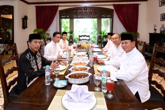 Presiden Joko Widodo saat menerima kedatangan Menteri Pertahanan (Menhan) Prabowo Subianto di kediamannya di Kota Surakarta, Sabtu (22/4/2023) | dok/foto: BPMI Setpres