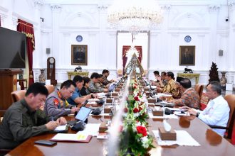 Presiden Jokowi memimpin rapat terbatas terkait kesiapan penyelenggaraan KTT ke-42 ASEAN di Istana Merdeka, Jakarta, Kamis (27/4/2023) | dok/foto: BPMI Setpres