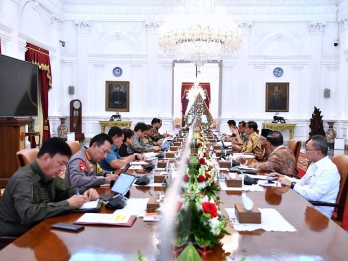 Presiden Jokowi memimpin rapat terbatas terkait kesiapan penyelenggaraan KTT ke-42 ASEAN di Istana Merdeka, Jakarta, Kamis (27/4/2023) | dok/foto: BPMI Setpres