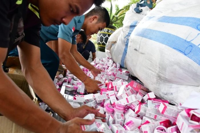 Barang bukti kosmetik ilegal yang berhasil diamankan petugas | dok/foto: Dispen Koarmada II