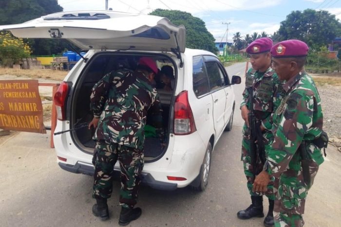 Petugas saat melakukan pemeriksaan orang dan barang yang akan melintas | dok/foto: Dispen Kormar