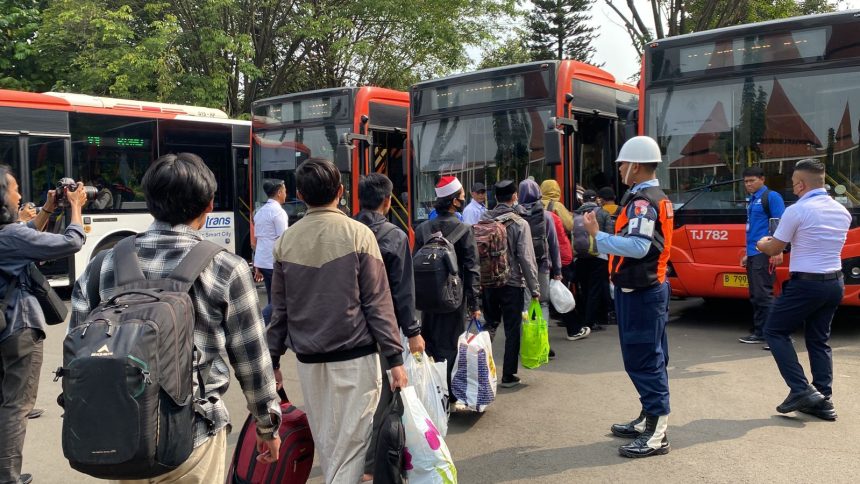 Puluhan Warga Negara Indonesia (WNI) saat tiba di Jakarta, Senin (1/5/2023) | dok/foto: Kemlu RI