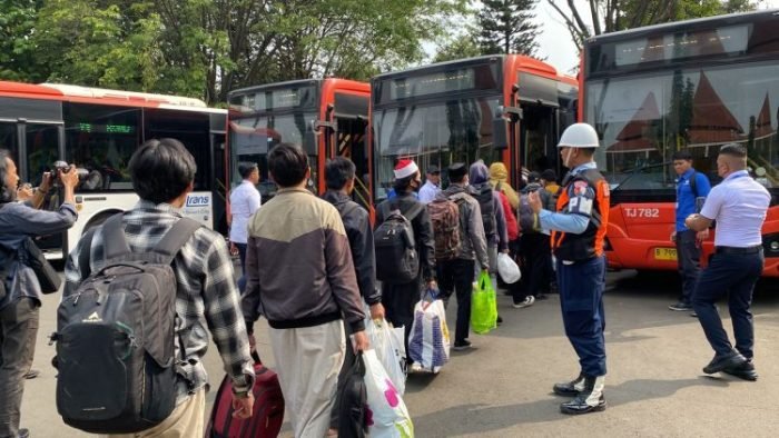 Puluhan Warga Negara Indonesia (WNI) saat tiba di Jakarta, Senin (1/5/2023) | dok/foto: Kemlu RI