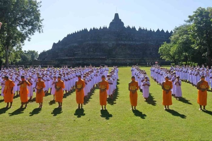 Sebanyak 500 peserta mengikuti Pabbajja Samanera Sementara di pelataran candi Borobudur, Magelang, Jawa Tengah, Sabtu, 17 Desember 2022 | dok/foto: Diskominfo Magelang