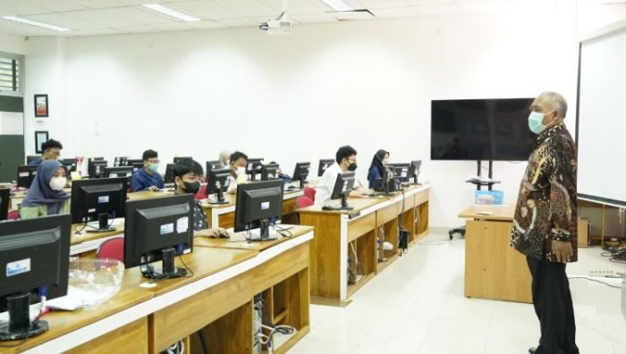 Wakil Rektor I Bidang Akademik dan Kemahasiswaan ITS Prof Dr Ir Adi Soeprijanto MT saat mengunjungi ruangan UTBK di kampus ITS, Senin (8/5/2023) | dok/foto: Humas ITS