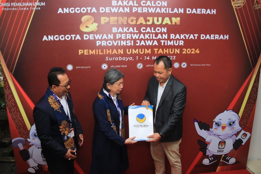 Ketua DPW partai Nasdem Jatim Sri Sajekti Sudjunadi menyerahkan berkas pendaftaran Caleg kepada Ketua KPU Jatim Choirul Anam | dok/foto: DPW Partai Nasdem Jatim