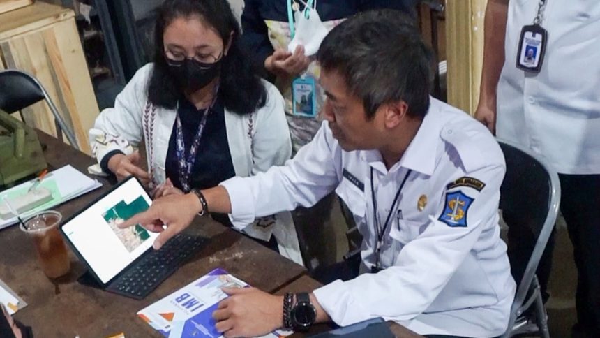 Kepala Dinas Perumahan Rakyat dan Kawasan Pemukiman serta Pertanahan Kota Surabaya, Irvan Wahyudrajat (kanan) | dok/foto: Ist