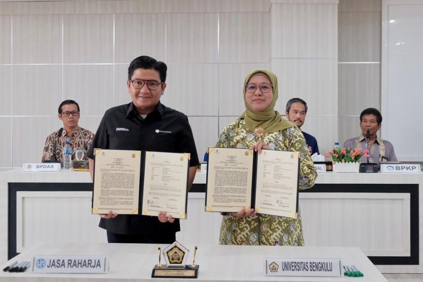 Penandatangan MoU antara Jasa Raharja dengan Universitas Bengkulu terkait sinergi peningkatan keselamatan berlalu lintas | dok/foto: Humas Jasa Raharja