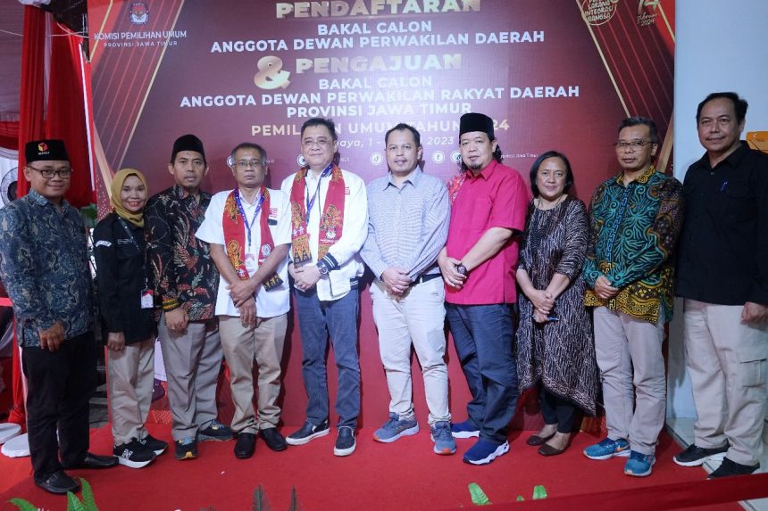 Partai Kebangkitan Nusantara (PKN) saat mendaftarkan Bacalegnya ke KPU Jatim | dok/foto: Istimewa