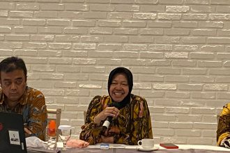 Menteri Sosial Tri Rismaharini saat melakukan konferensi pers di Kota Surabaya, Jumat (26/5/2023) | dok/foto: Byt/Bicara Indonesia