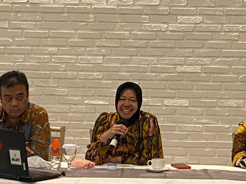 Menteri Sosial Tri Rismaharini saat melakukan konferensi pers di Kota Surabaya, Jumat (26/5/2023) | dok/foto: Byt/Bicara Indonesia