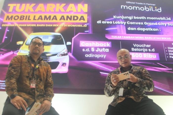 Dari kiri: Area Manager Surabaya, PT Bank Danamon Indonesia Tbk, Dian Ari Prabowo dan Agus Hartanto Kepala Wilayah Jawa Timur PT Adira Dinamika Multi Finance Tbk | dok/foto: T1/Bicara Indonesia