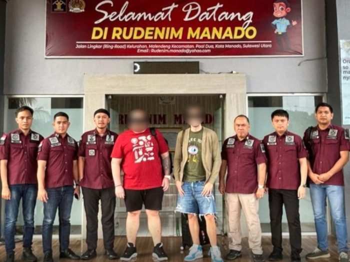 Kedua Warga Negara Asing (tengah) | dok/foto: Imigrasi Kelas I TPI Manado