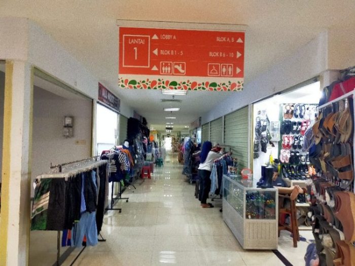 Stan pedagang di Lantai I Pasar Turi Baru, Kota Surabaya, Jawa Timur | dok/foto: Bicaraindonesia.id