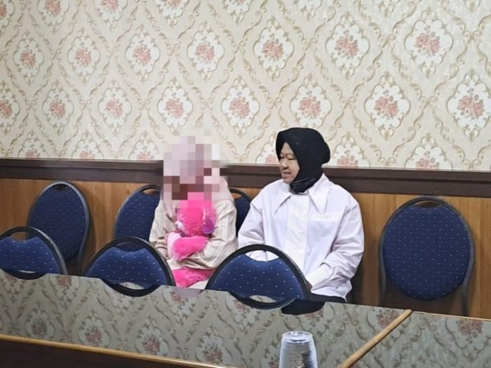 Menteri Sosial Tri Rismaharini saat memberikan pendampingan anak korban rudapaksa | dok/foto: Kemensos RI