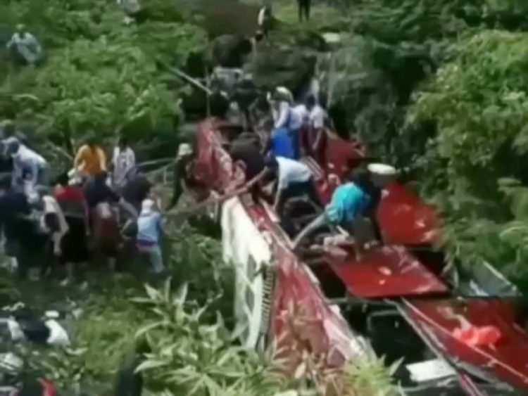 Warga melakukan evakuasi korban kecelakaan bus masuk sungai di kawasan objek wisata Guci, Tegal, Jawa Tengah, Minggu (7/5/2023) | dok/foto: Istimewa