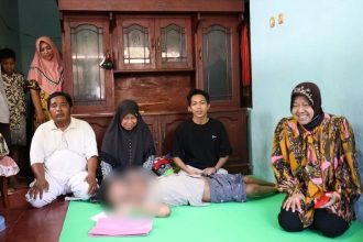 Menteri Sosial Tri Rismaharini saat menyambangi rumah anak penderita hidrosefalus di Sampang, Jawa Timur | dok/foto: Istimewa