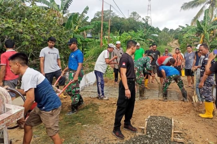 Kerja bakti bersama normalisasi parit dan perbaikan jembatan | dok/foto: Dispen Kormar