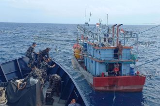 Petugas Kementerian Kelautan dan Perikanan (KKP) saat menertibkan kapal ikan Indonesia | dok/foto: KKP