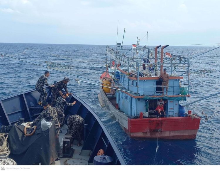 Petugas Kementerian Kelautan dan Perikanan (KKP) saat menertibkan kapal ikan Indonesia | dok/foto: KKP