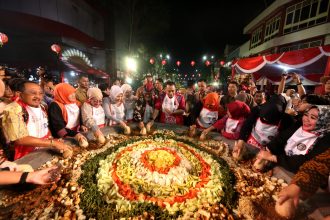 Festival Rujak Uleg 2023 di kawasan Kya-kya, Jalan Kembang Jepun Surabaya, Sabtu (6/5/2023) malam | dok/foto: Diskominfo Surabaya