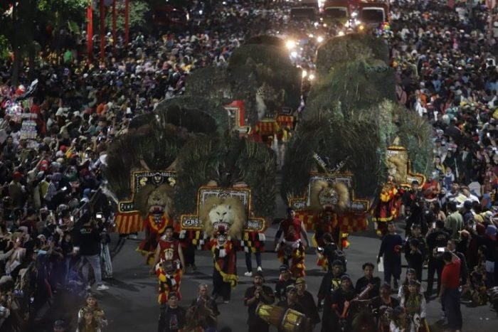 Parade Bunga dan Budaya dalam rangka menyemarakkan Hari Jadi Kota Surabaya (HJKS) ke-730 | dok/foto: Diskominfo Surabaya