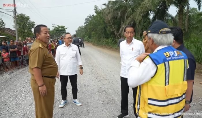 Presiden Jokowi didampingi sejumlah menteri saat meninjau ruas jalan di Lampung, Jumat (5/5/2023) | tangkapan layar: Yt/ BPMI Setpres