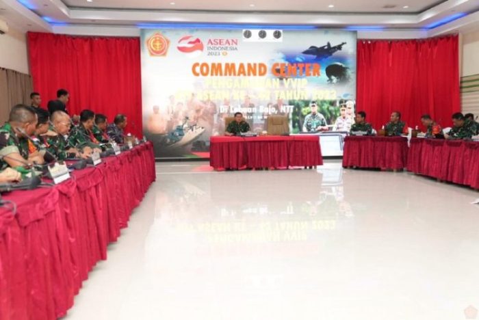 Panglima TNI Laksamana TNI Yudo Margono saat menerima paparan kesiapan prajurit TNI pada pengamanan KTT ASEAN di Labuan Bajo, NTT, Jumat (5/5/2023) | dok/foto: Puspen TNI