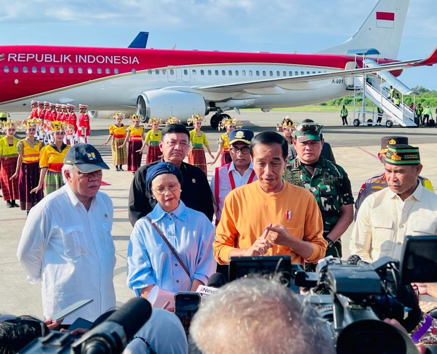 Presiden Jokowi saat memberi keterangan kepada wartawan di Bandara Internasional Komodo, Kabupaten Manggarai Barat, Provinsi Nusa Tenggara Timur, Minggu (7/5/2023) | dok/foto: BPMI Setpres