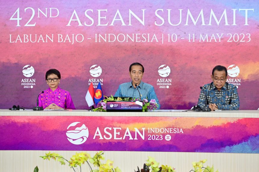 Presiden Joko Widodo saat menyampaikan keterangan pers kepada wartawan di Pusat Media KTT ke-42 ASEAN, Labuan Bajo, Nusa Tenggara Timur (NTT), Kamis (11/5/2023) | dok/foto: BPMI Setpres