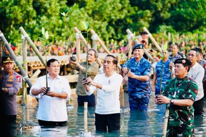 Presiden Joko Widodo saat menghadiri Puncak Penanaman Mangrove Nasional di Taman Wisata Alam (TWA) Angke Kapuk, Jakarta, Senin, 15 Mei 2023 | dok/foto: BPMI Setpres