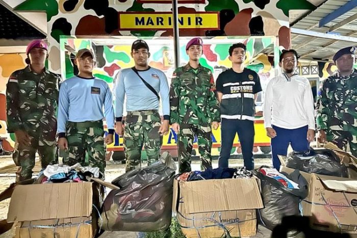 Sejumlah barang bukti pakaian bekas yang berhasil diamankan petugas gabungan | dok/foto: Dispen Kormar