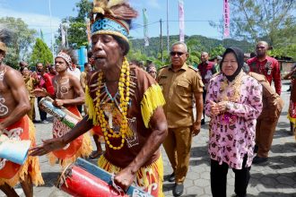 Kedatangan Menteri Sosial Tri Rismaharini bersama rombongan saat disambut antusias oleh warga Yapen, Papua, Rabu (30/5/2023) | dok/foto: Humas Kemensos