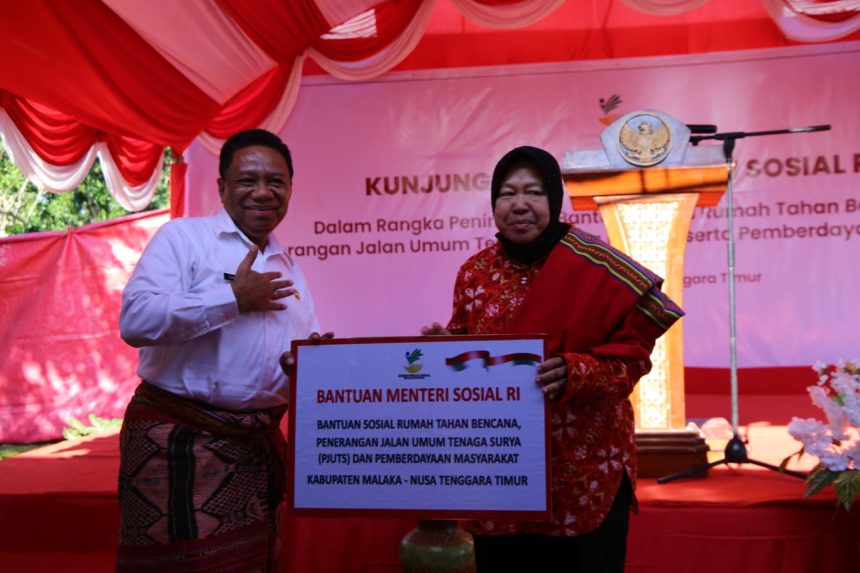 Menteri Sosial Tri Rismaharini saat kunjungan kerja di Kabupaten Malaka, Provinsi Nusa Tenggara Timur (NTT), Jumat (16/6/2023) | dok/foto: Humas Kemensos