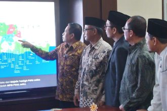 Pengurus PWM Jawa Timur menunjukkan data persebaran lokasi Salat Iduladha 1444 Hijriah di seluruh wilayah Jatim | dok/foto: Istimewa/S.Hadi