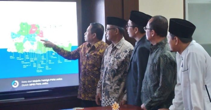 Pengurus PWM Jawa Timur menunjukkan data persebaran lokasi Salat Iduladha 1444 Hijriah di seluruh wilayah Jatim | dok/foto: Istimewa/S.Hadi