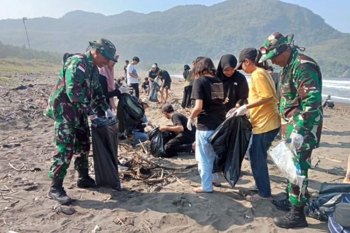 Kegiatan bersih-bersih sampah di Pantai Pancer, Puger, Jember, Jawa Timur, Minggu (18/06/2023) | dok/foto: Dispen Kormar