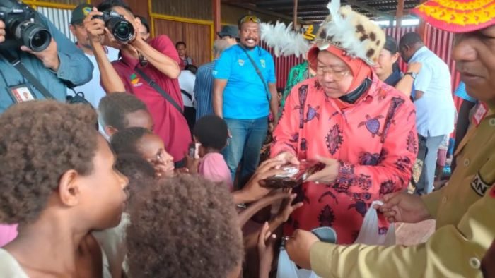 Menteri Sosial Tri Rismaharini saat bersama anak-anak di Distrik Agats, Kabupaten Asmat, Papua Selatan, Kamis (1/6/2023) | dok/foto: Dimas AP