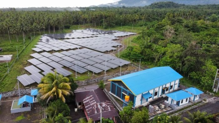 Rehabilitasi Pembangkit Listrik Tenaga Surya (PLTS) di Kepulauan Sulawesi Utara | dok/foto: Humas PLN