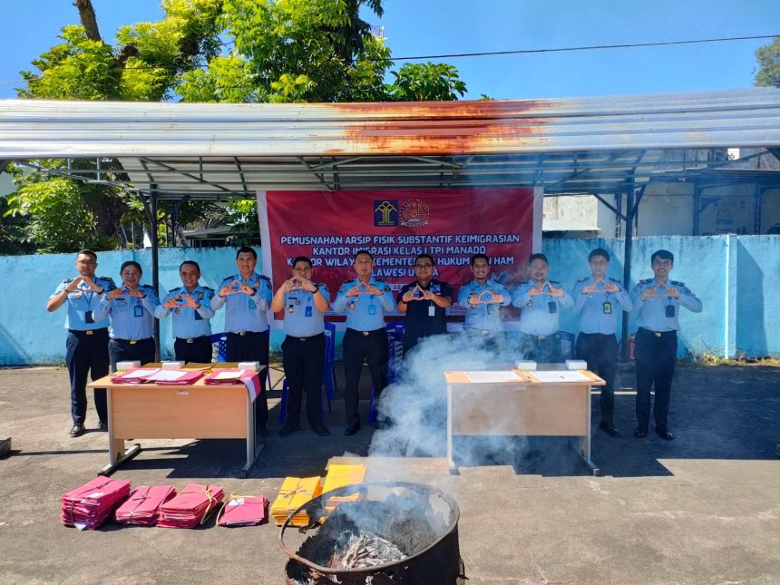 Proses pemusnahan arsip fisik substantif keimigrasian Kantor Imigrasi Kelas I TPI Manado | dok/foto: Istimewa