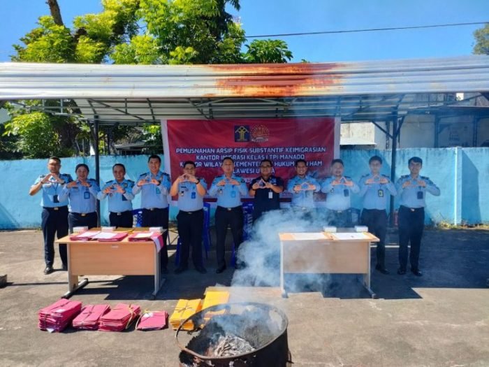 Proses pemusnahan arsip fisik substantif keimigrasian Kantor Imigrasi Kelas I TPI Manado | dok/foto: Istimewa