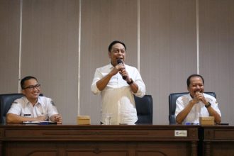 Wakil Ketua Komisi B DPRD Kota Surabaya Anas Karno (tengah) | dok/foto: Ist