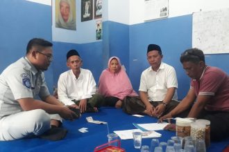 Perwakilan dari Jasa Raharja Cabang Jawa Timur saat berkunjung ke rumah salah satu keluarga korban kecelakaan | dok/foto: Humas Jasa Raharja