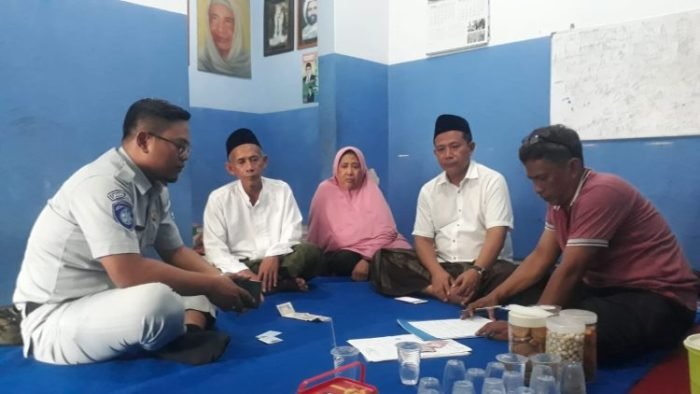 Perwakilan dari Jasa Raharja Cabang Jawa Timur saat berkunjung ke rumah salah satu keluarga korban kecelakaan | dok/foto: Humas Jasa Raharja