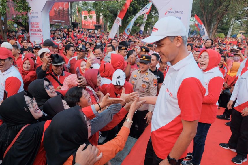 Gubernur Jawa Tengah, Ganjar Pranowo saat menghadiri acara jalan sehat di Kabupaten Grobogan, Jumat (16/6/2023) | dok/foto: Istimewa