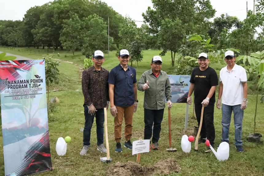 Penanaman pohon program TJSL di Lampung | dok/foto: Humas Jasa Raharja