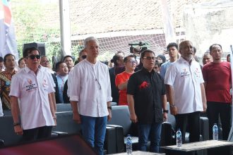 Ganjar Pranowo didampingi Menkumham Yasonna H Laoly dalam deklarasi dukungan oleh relawan GLDC di Jakarta, Minggu (25/6/2023) | dok/foto: Istimewa