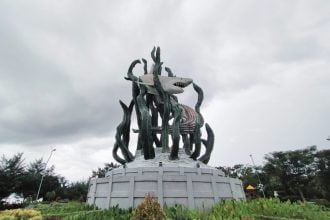 Patung Suro dan Boyo yang berdiri di kawasan Taman Suroboyo, Pesisir Utara, Kecamatan Bulak Surabaya | dok/foto: Bicaraindonesia.id