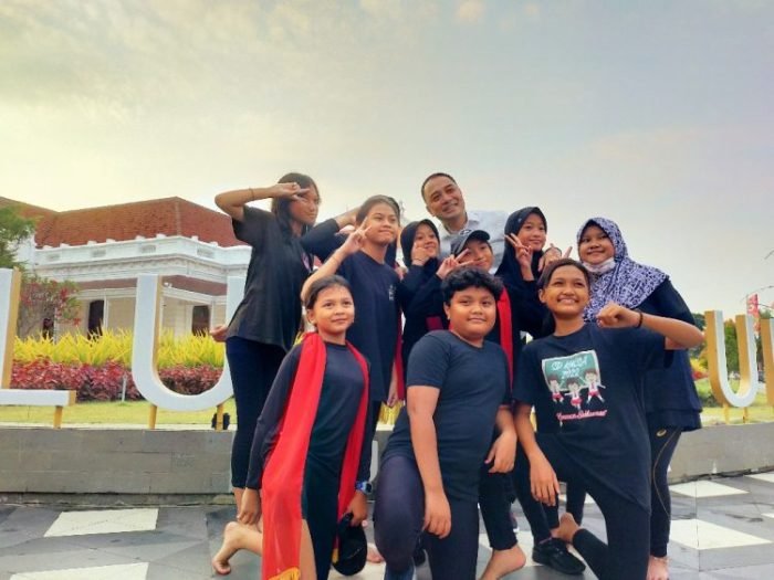 Wali Kota Surabaya Eri Cahyadi bersama anak-anak di Alun-alun Balai Pemuda Surabaya | dok/foto: Bicaraindonesia.id